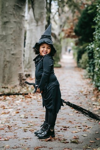 Mq 2 kid in funny halloween costume display